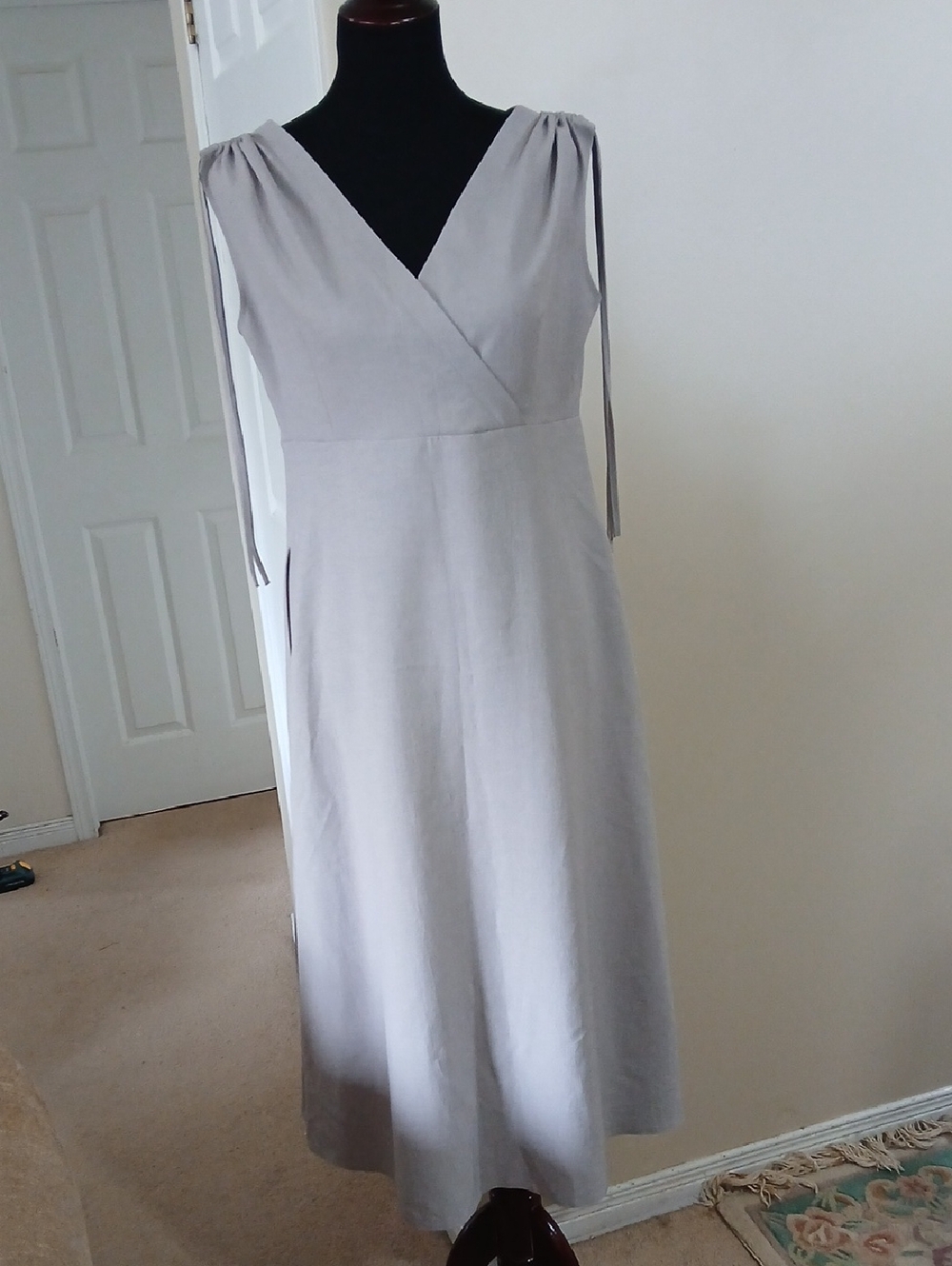 Sleeveless Light Gray V-Neck Midi Dress with Tie Shoulders